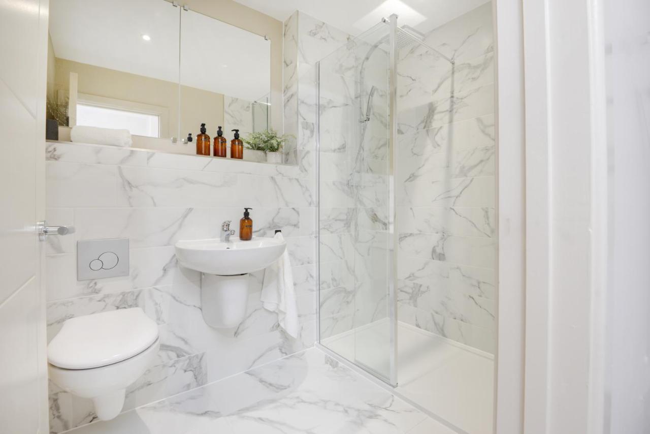 Three - Free Private Car Park - Sleeps 6 - 3 Shower - By Ocean Retreats *
