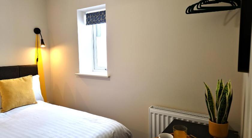 Three - Free Private Car Park - Sleeps 6 - 3 Shower - By Ocean Retreats