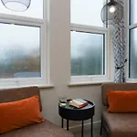 Apartment Three - Free Private Car Park - Sleeps 6 - 3 Shower Rooms - By Ocean City Retreats