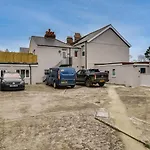Apartment Three - Free Private Car Park - Sleeps 6 - 3 Shower Rooms - By Ocean City Retreats
