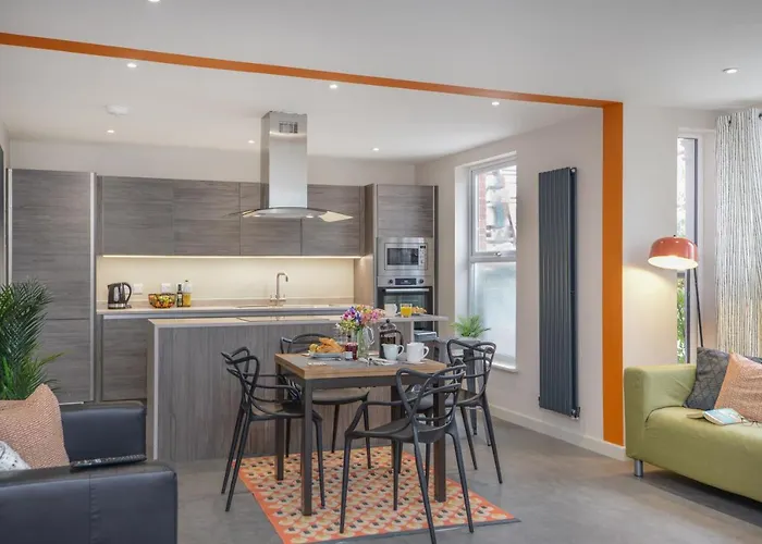 Apartment Three - Free Private Car Park - Sleeps 6 - 3 Shower Rooms - By Ocean City Retreats