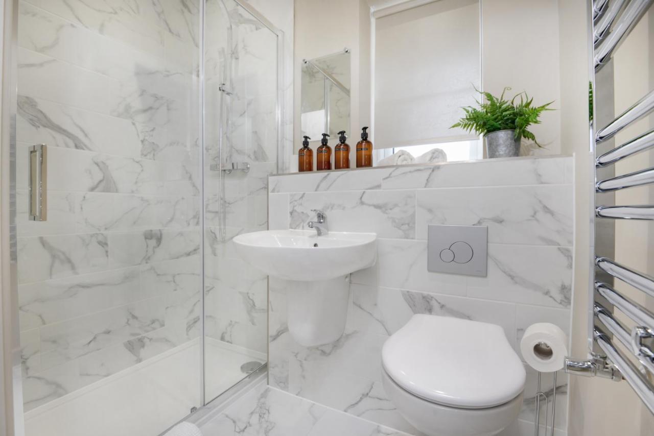 Apartment Three - Free Private Car Park - Sleeps 6 - 3 Shower - By Ocean Retreats