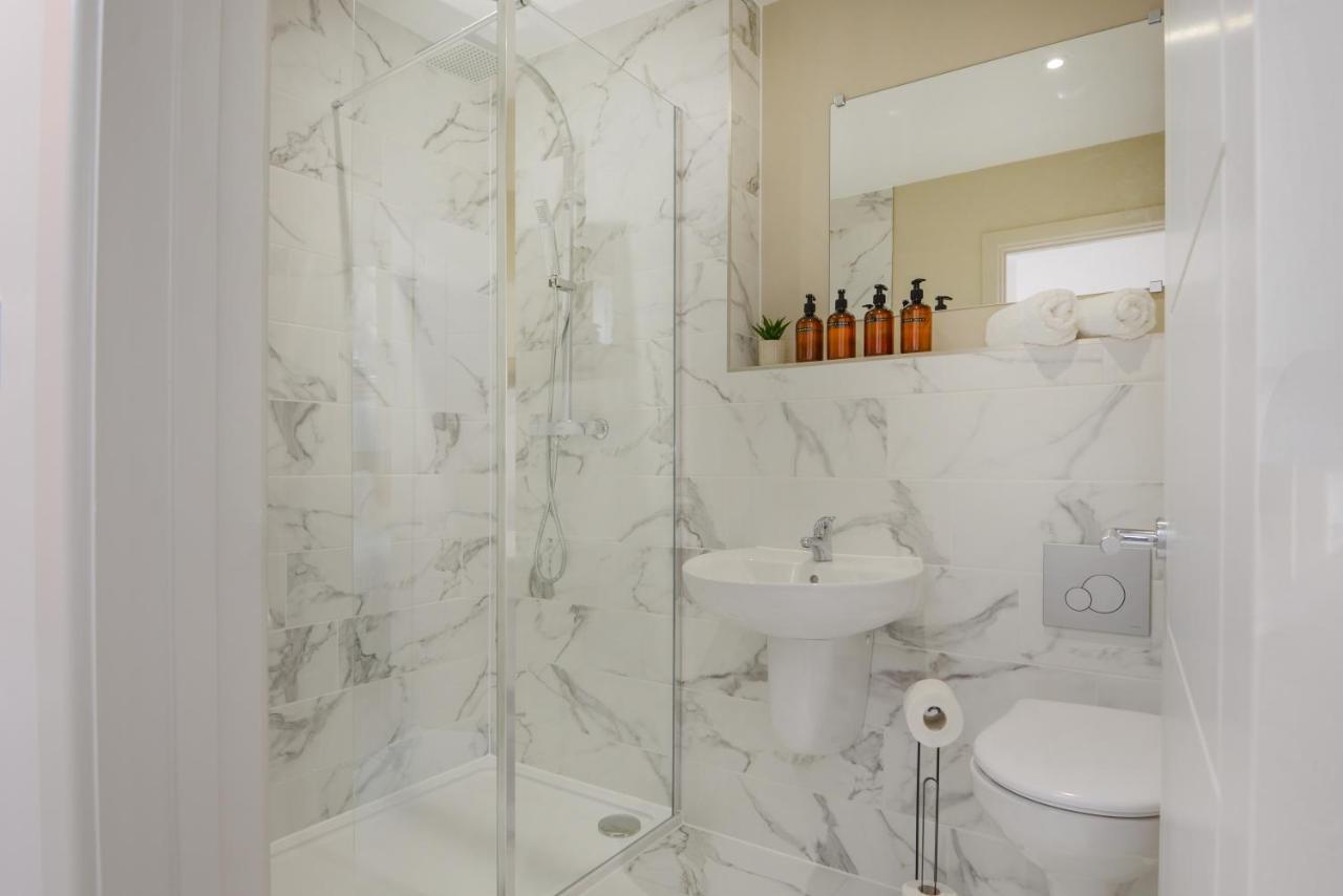 Three - Free Private Car Park - Sleeps 6 - 3 Shower - By Ocean Retreats
