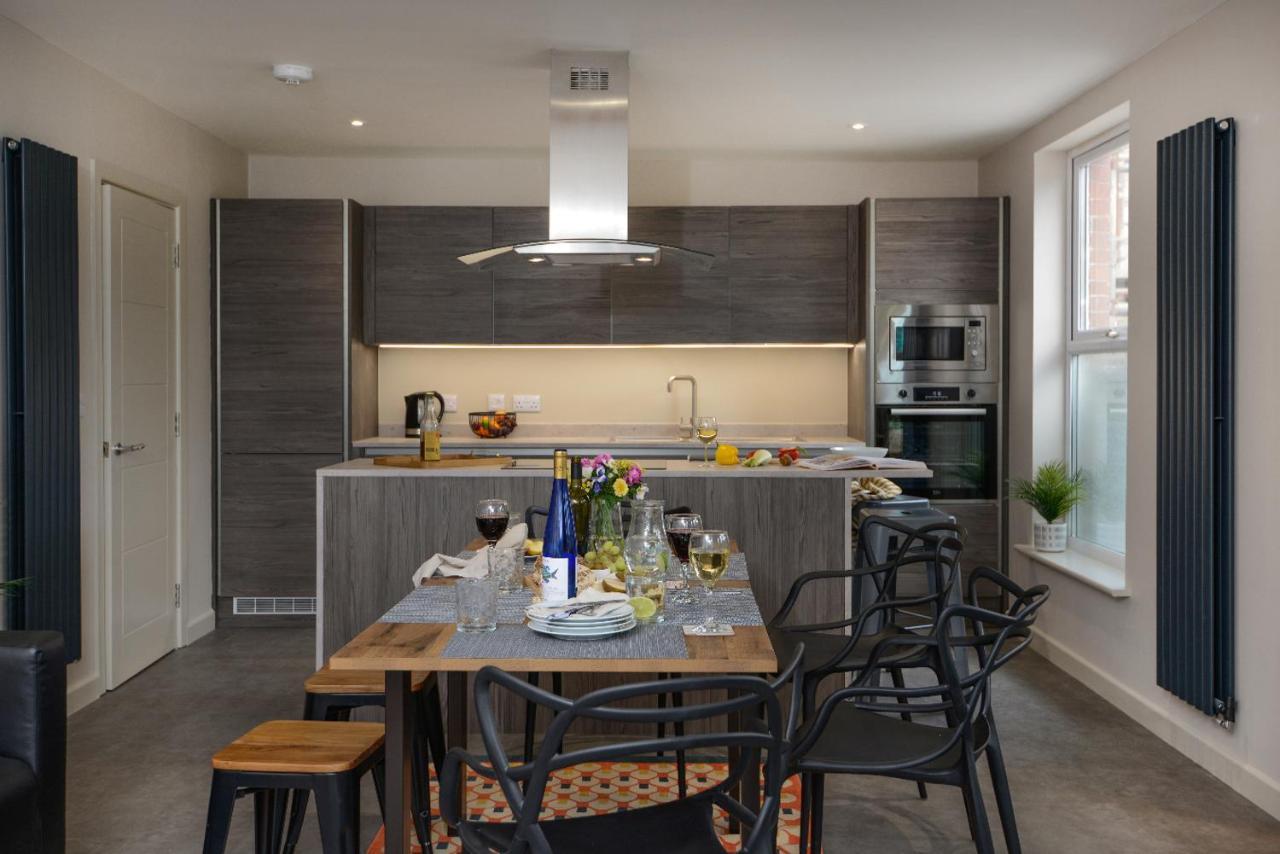 Apartment Three - Free Private Car Park - Sleeps 6 - 3 Shower - By Ocean Retreats *