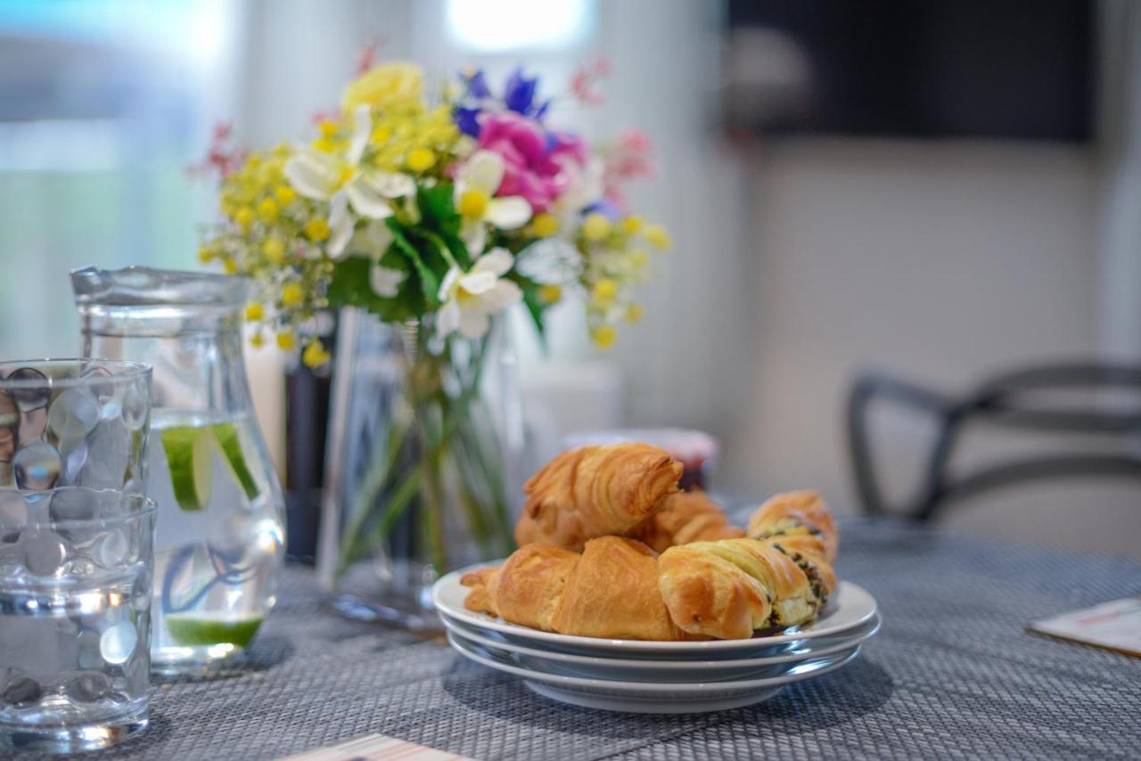 Apartment Three - Free Private Car Park - Sleeps 6 - 3 Shower - By Ocean Retreats