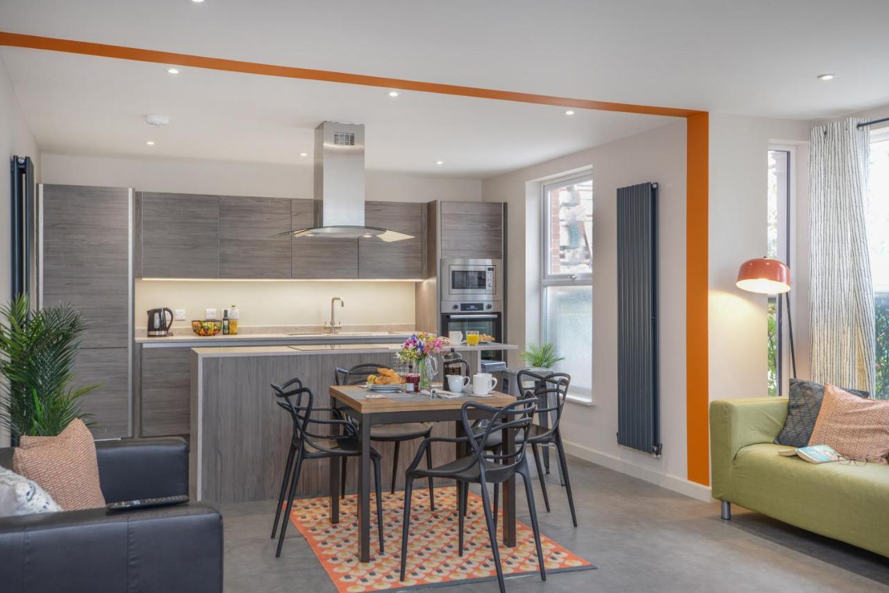 Three - Free Private Car Park - Sleeps 6 - 3 Shower - By Ocean Retreats Apartment *