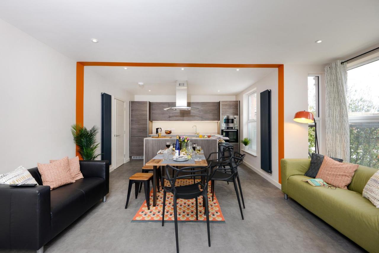 Apartment Three - Free Private Car Park - Sleeps 6 - 3 Shower - By Ocean Retreats