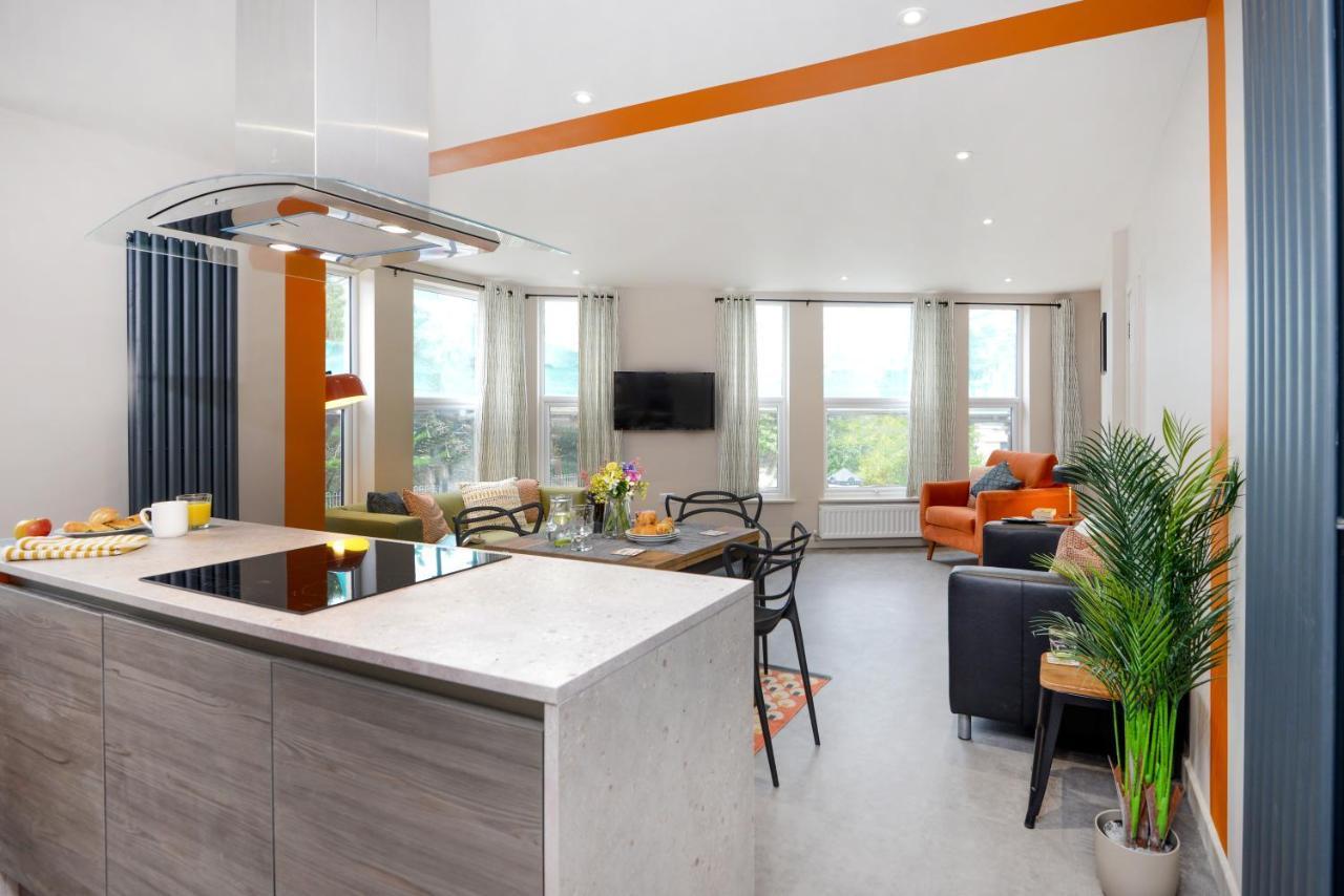 Three - Free Private Car Park - Sleeps 6 - 3 Shower - By Ocean Retreats Apartment *