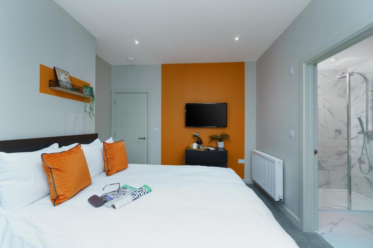 Apartment Three - Free Private Car Park - Sleeps 6 - 3 Shower - By Ocean Retreats Plymouth