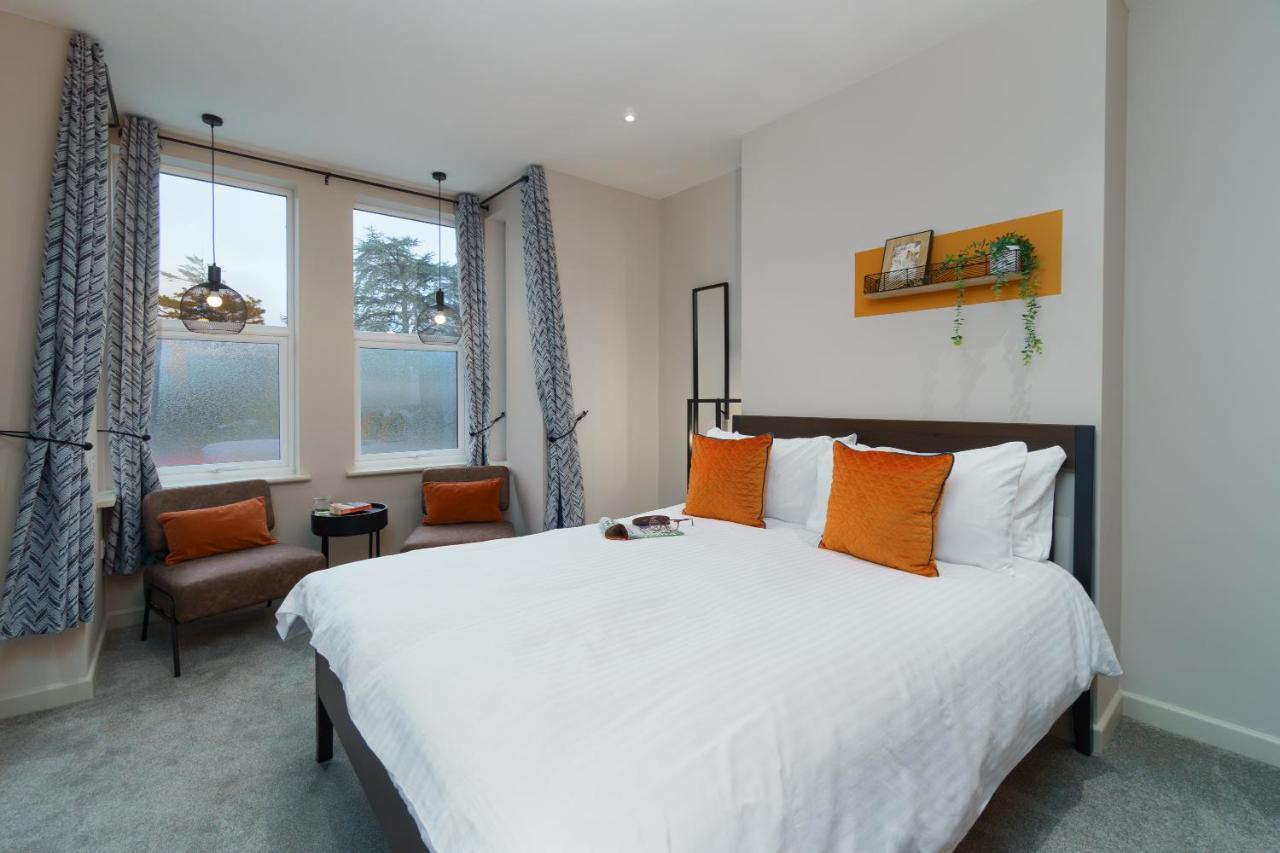Apartment Three - Free Private Car Park - Sleeps 6 - 3 Shower - By Ocean Retreats *