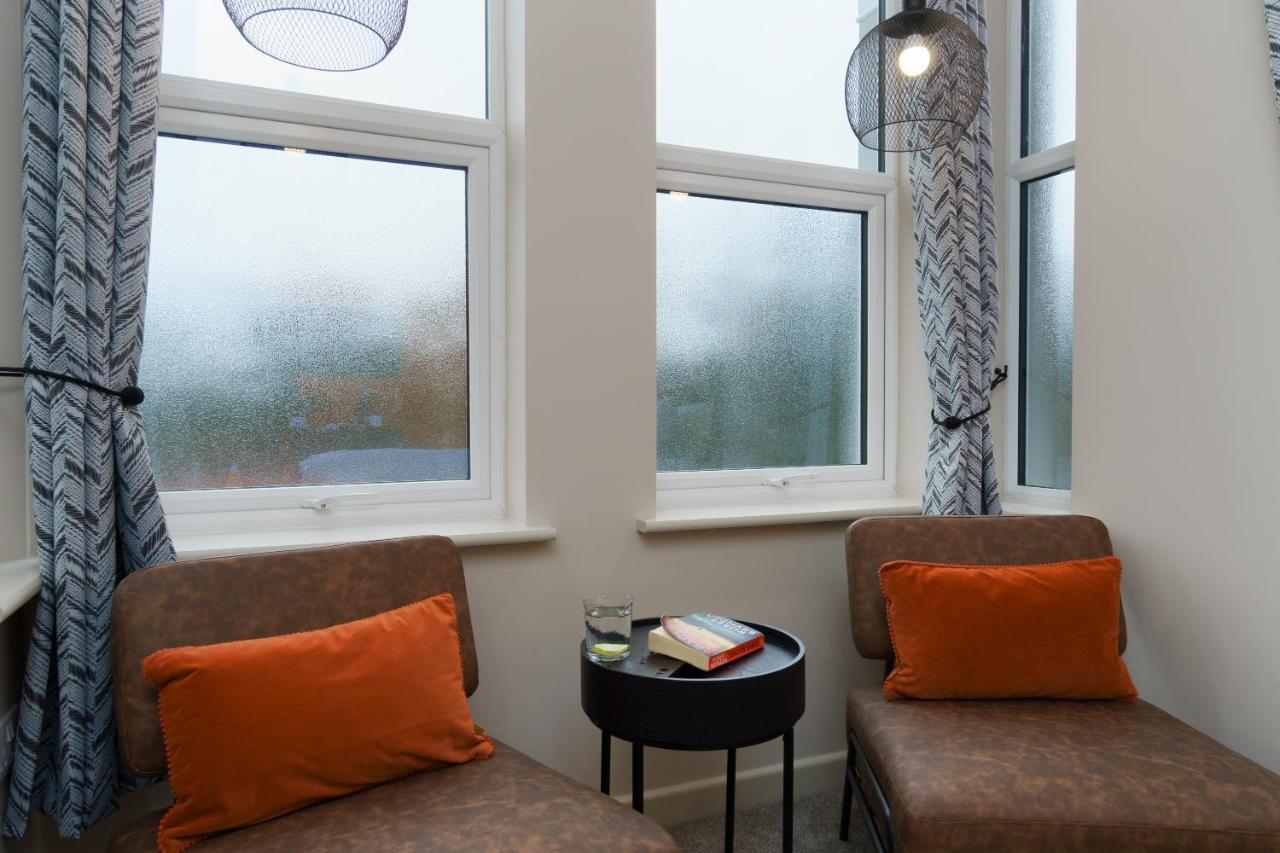 Three - Free Private Car Park - Sleeps 6 - 3 Shower - By Ocean Retreats Plymouth