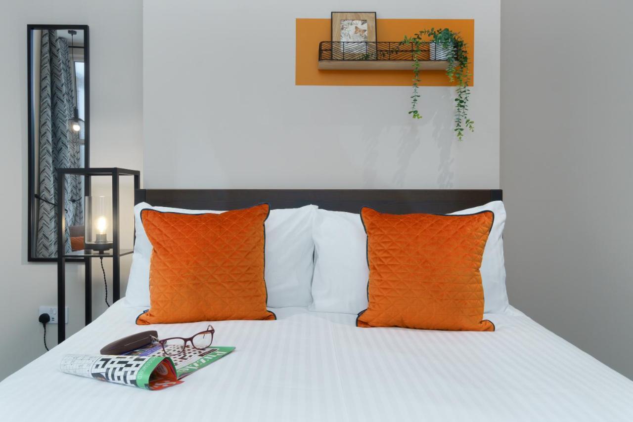 Three - Free Private Car Park - Sleeps 6 - 3 Shower - By Ocean Retreats *