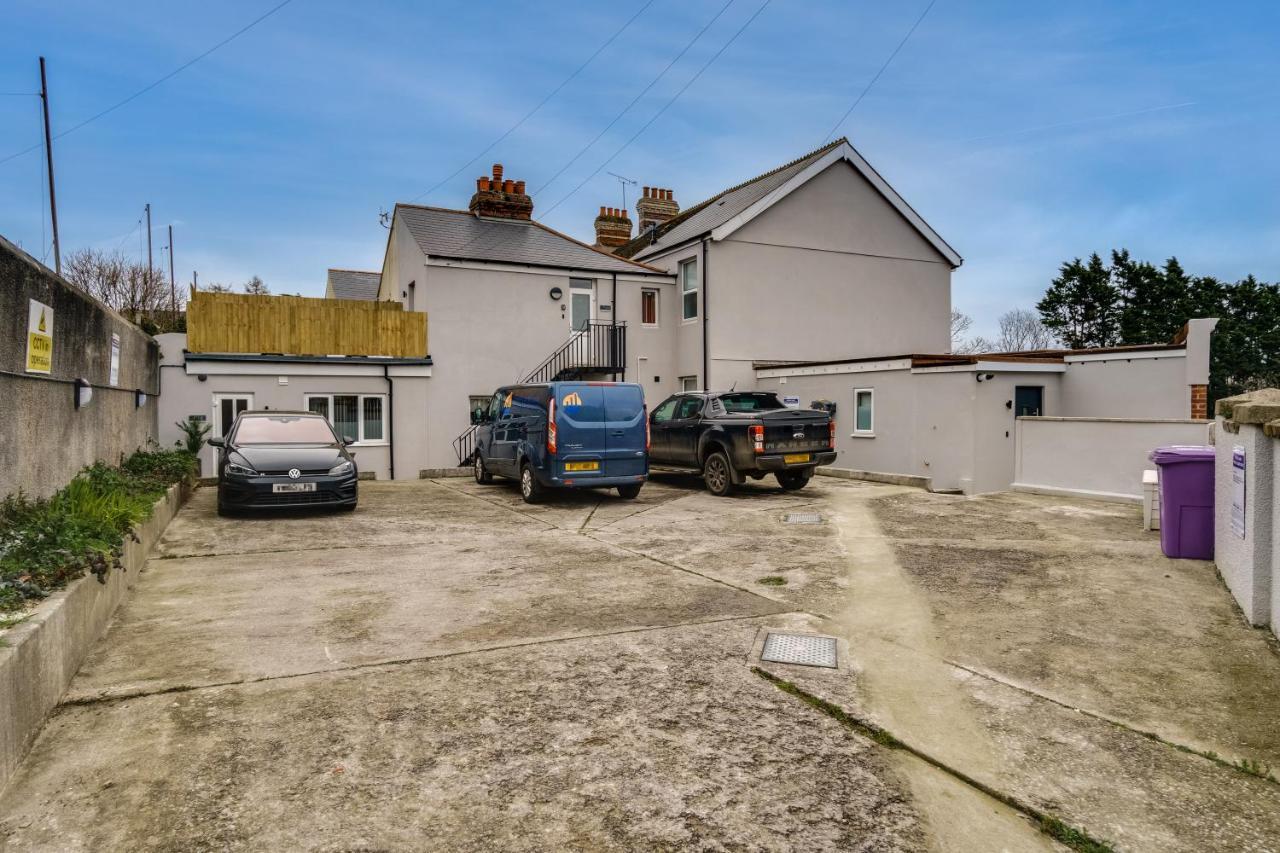 Apartment Three - Free Private Car Park - Sleeps 6 - 3 Shower - By Ocean Retreats *