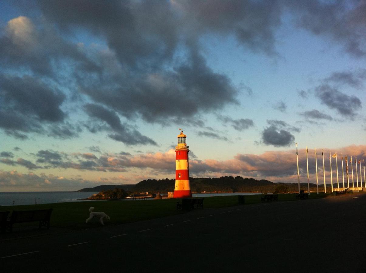 Apartment Three - Free Private Car Park - Sleeps 6 - 3 Shower - By Ocean Retreats Plymouth