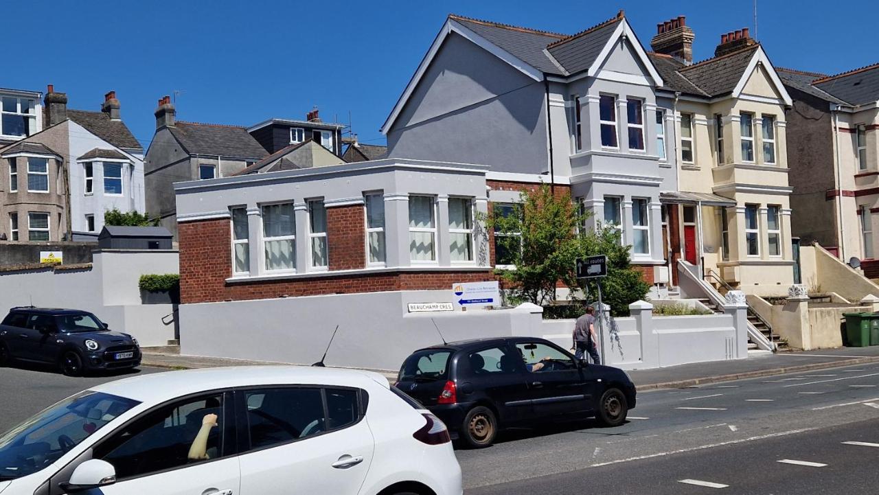 Three - Free Private Car Park - Sleeps 6 - 3 Shower - By Ocean Retreats Apartment *