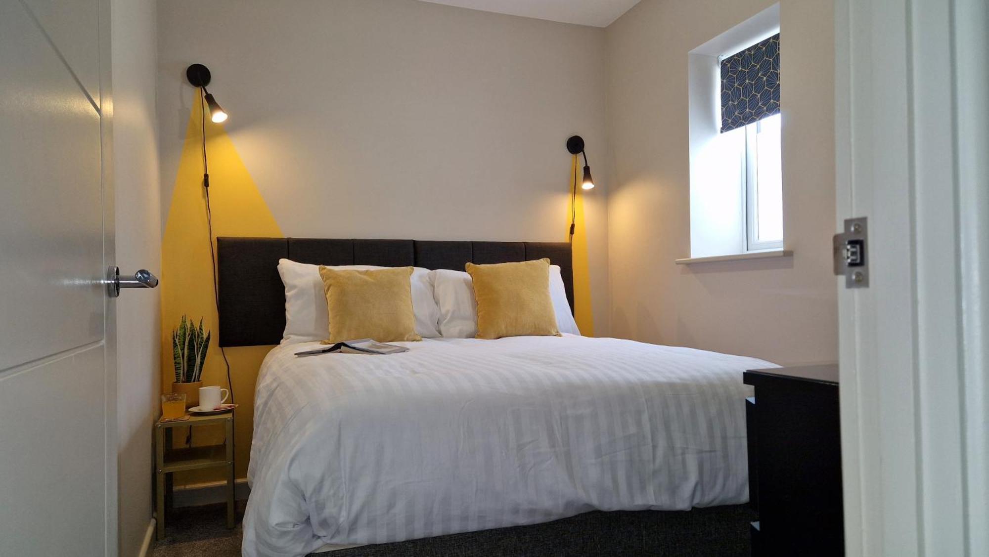 Apartment Three - Free Private Car Park - Sleeps 6 - 3 Shower - By Ocean Retreats *