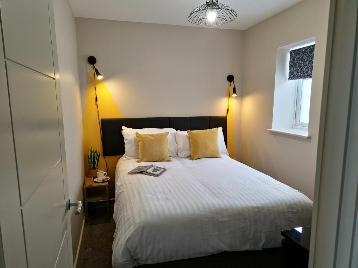 Three - Free Private Car Park - Sleeps 6 - 3 Shower - By Ocean Retreats Apartment