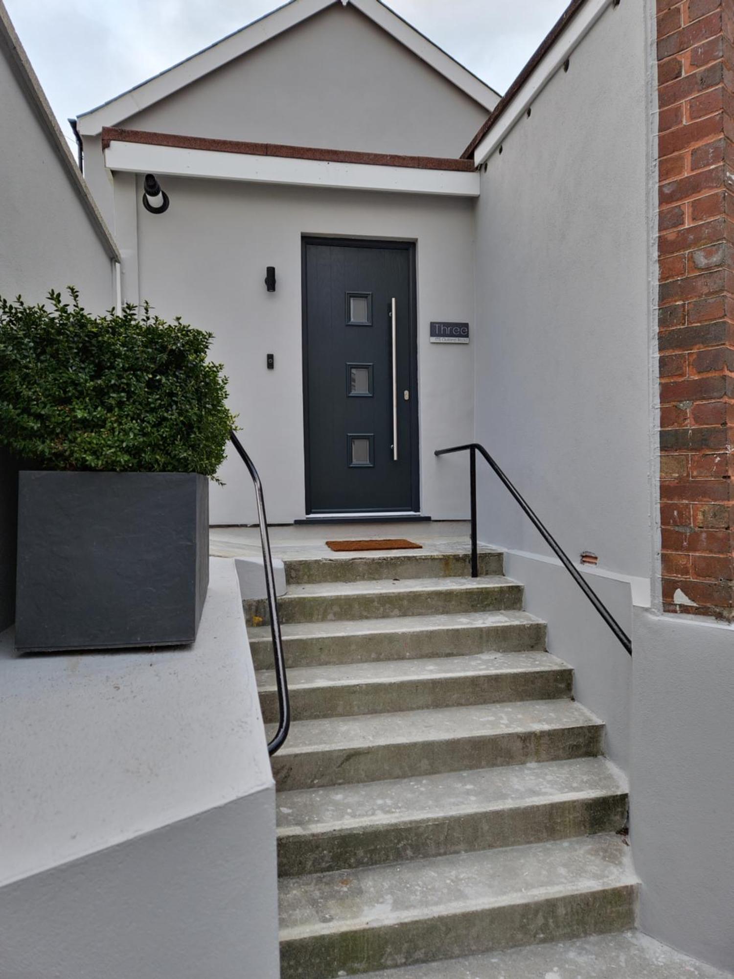 Three - Free Private Car Park - Sleeps 6 - 3 Shower - By Ocean Retreats